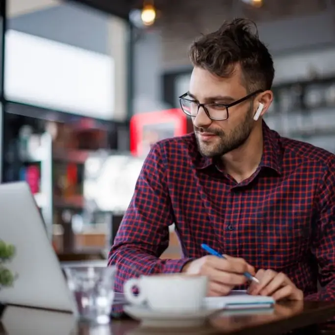 Écouteur traducteur professionnel en réunion